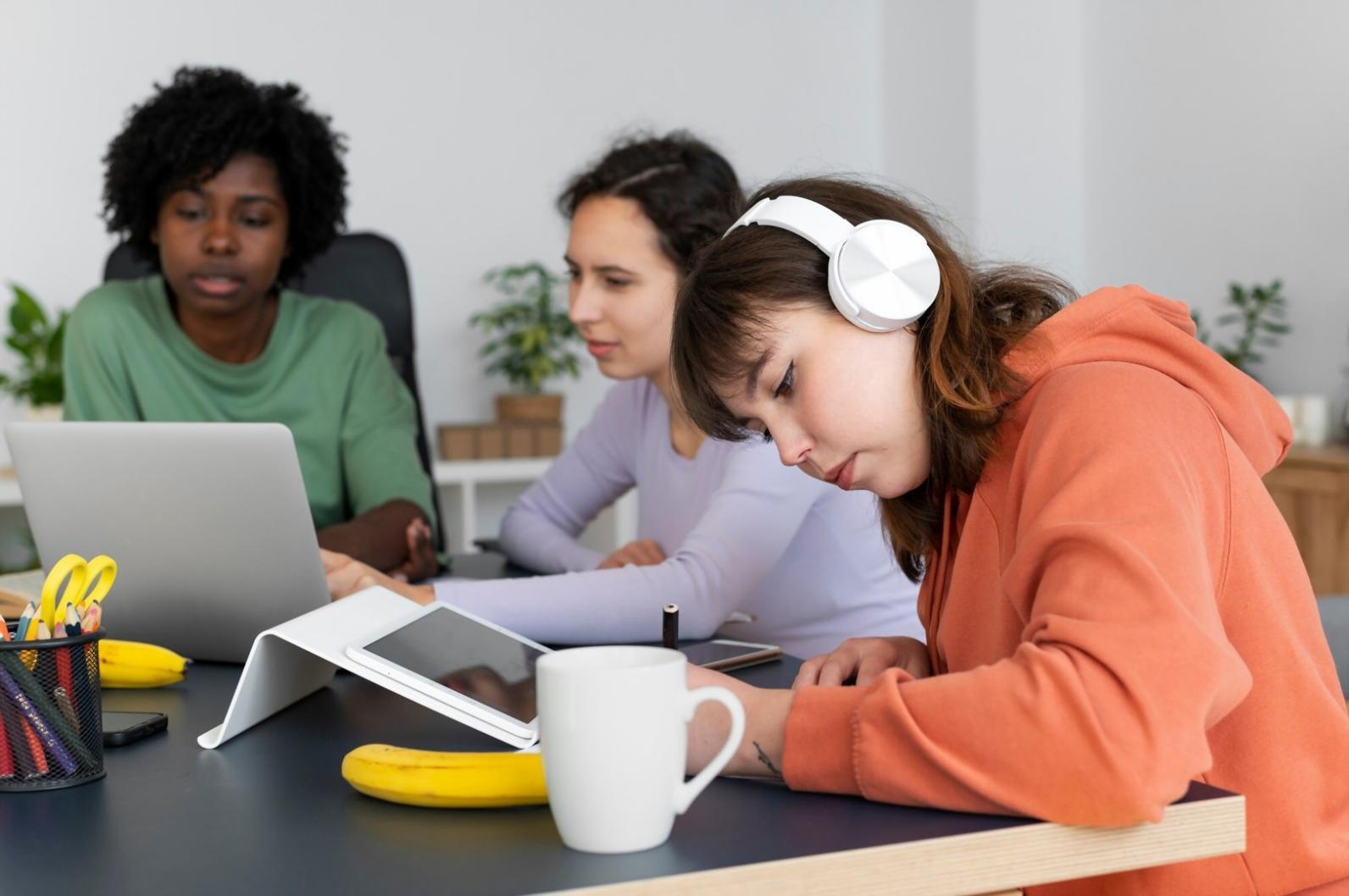 Profesionales trabajando con tecnologías de contenedorización
